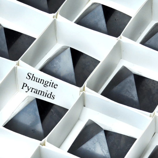 35 Piece Flat - Shungite Pyramid / 25-30mm AVG
