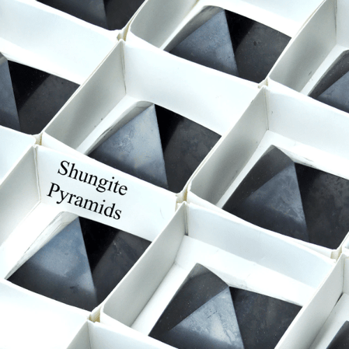 35 Piece Flat - Shungite Pyramid / 25-30mm AVG